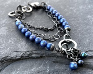 Artystyczna bransoletka boho z  niebieskimi perłami denim blue