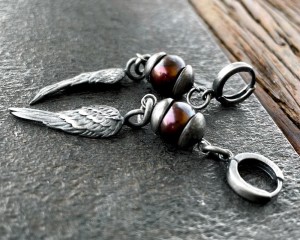 Kolczyki wiszące skrzydła z czekoladową perłą