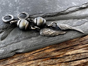 Kolczyki wiszące skrzydła z szarą perłą