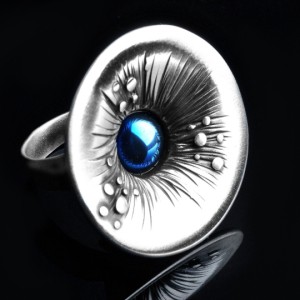 Duży srebrny pierścionek z oczkiem z niebieskiego tytanu
