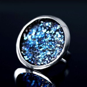 Duży efektowny pierścionek wysadzany kryształami Swarovskiego