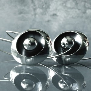 Efektowne, okazałe kolczyki z polerowanego srebra ze srebrną kulką