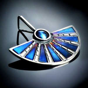 Srebrny wisior wachlarz z tytanem