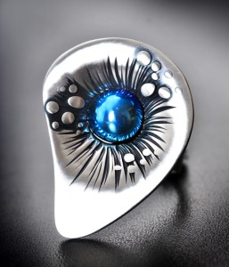 Regulowany srebrny pierścionek motyw kwiatowy z tytanowym oczkiem