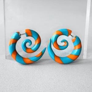 Kolorowe kolczyki wkrętki, afrykańskie spiralki