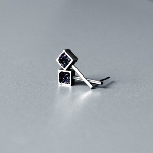 Srebrne, geometryczne kolczyki wkrętki z druzami karborundu